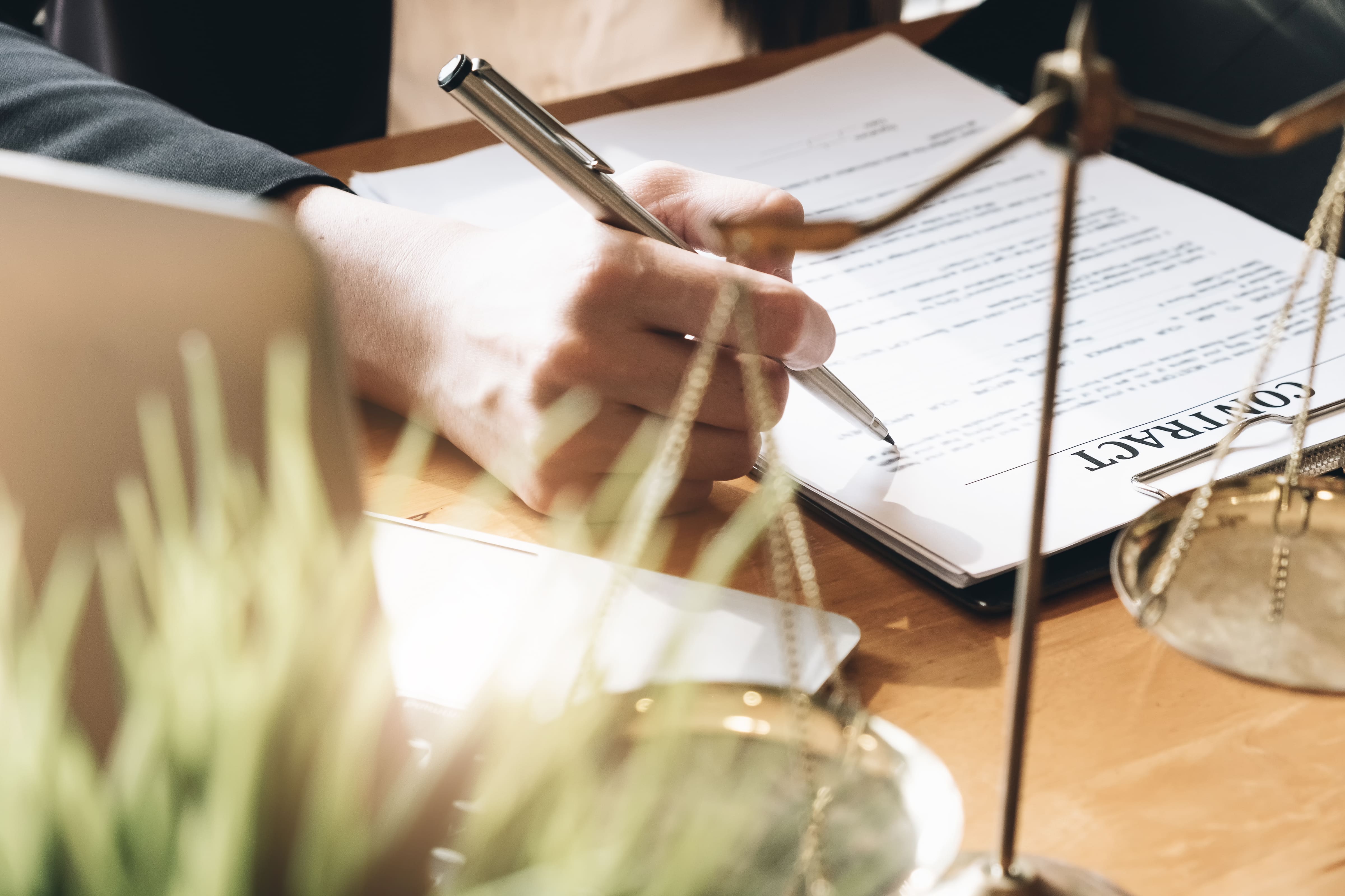 Ejecutivo revisando gráficos financieros y documentos en oficina de Catalunya, optimizando negocio con asesoría financiera