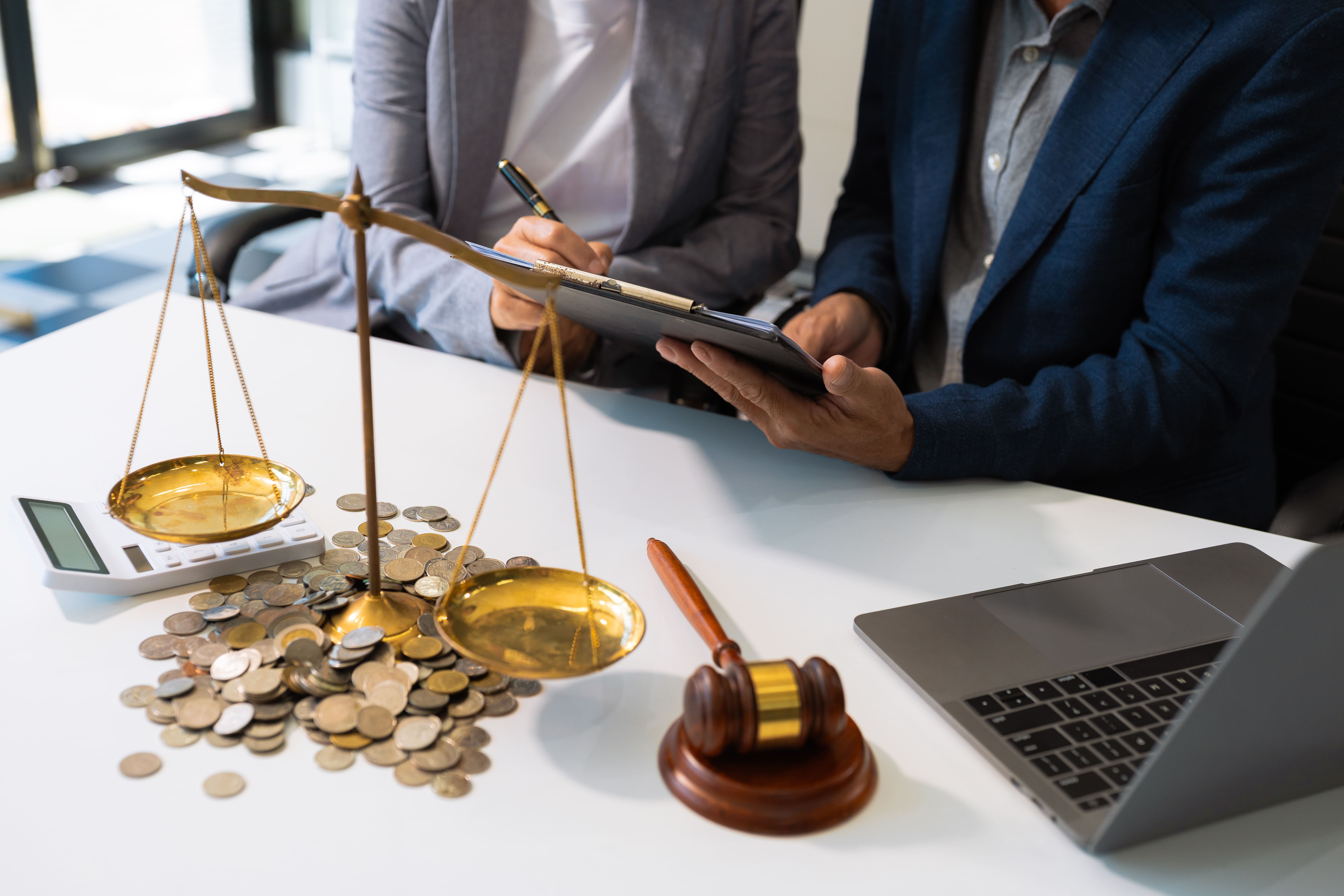 Empresaria mirando opciones de asesoría legal, financiera y jurídica en Islas Canarias, evaluando servicios en ordenador portátil