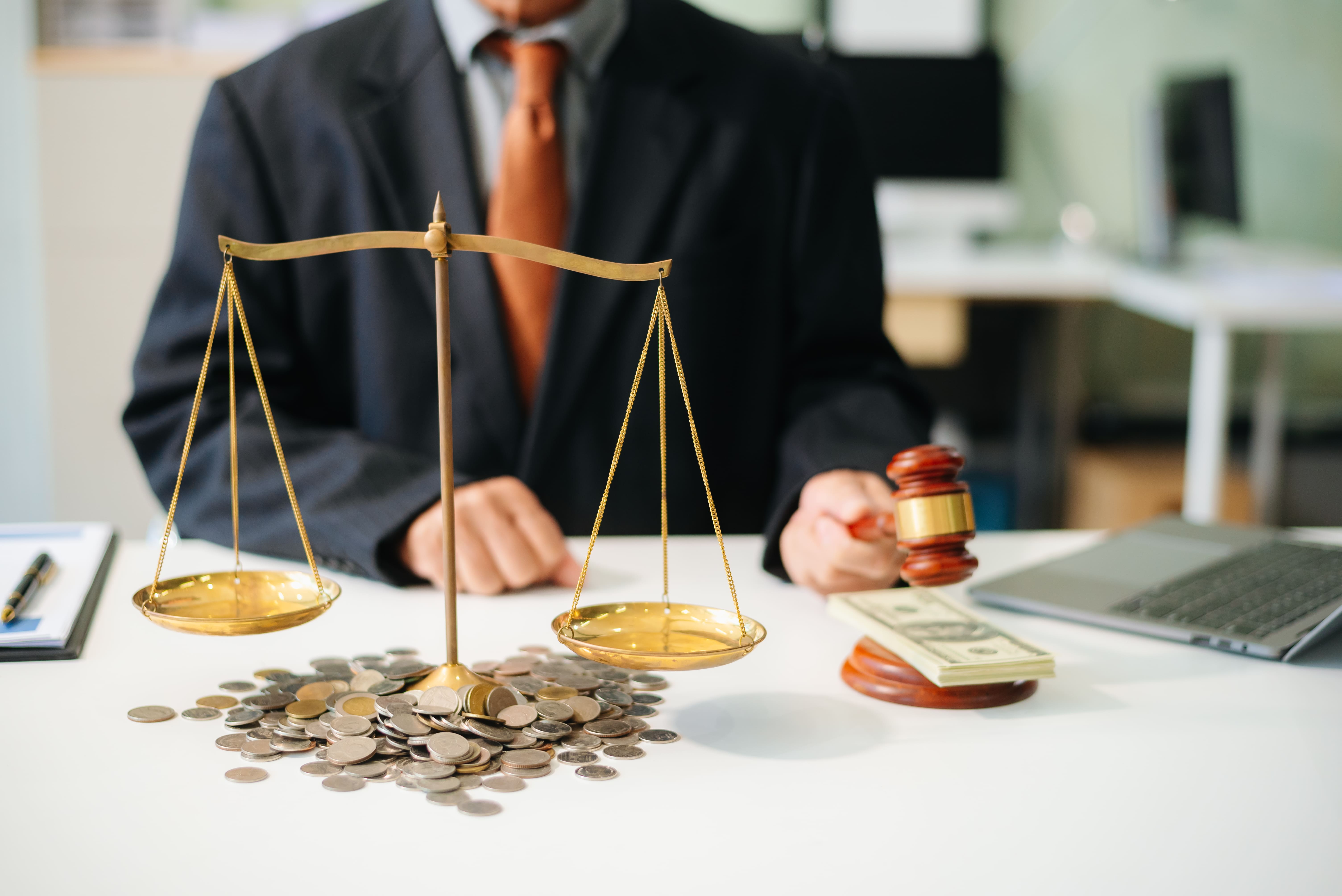 Consultor financiero asesorando a profesional en Catalunya, mostrando beneficios de la consultoría financiera en gráficos digitales