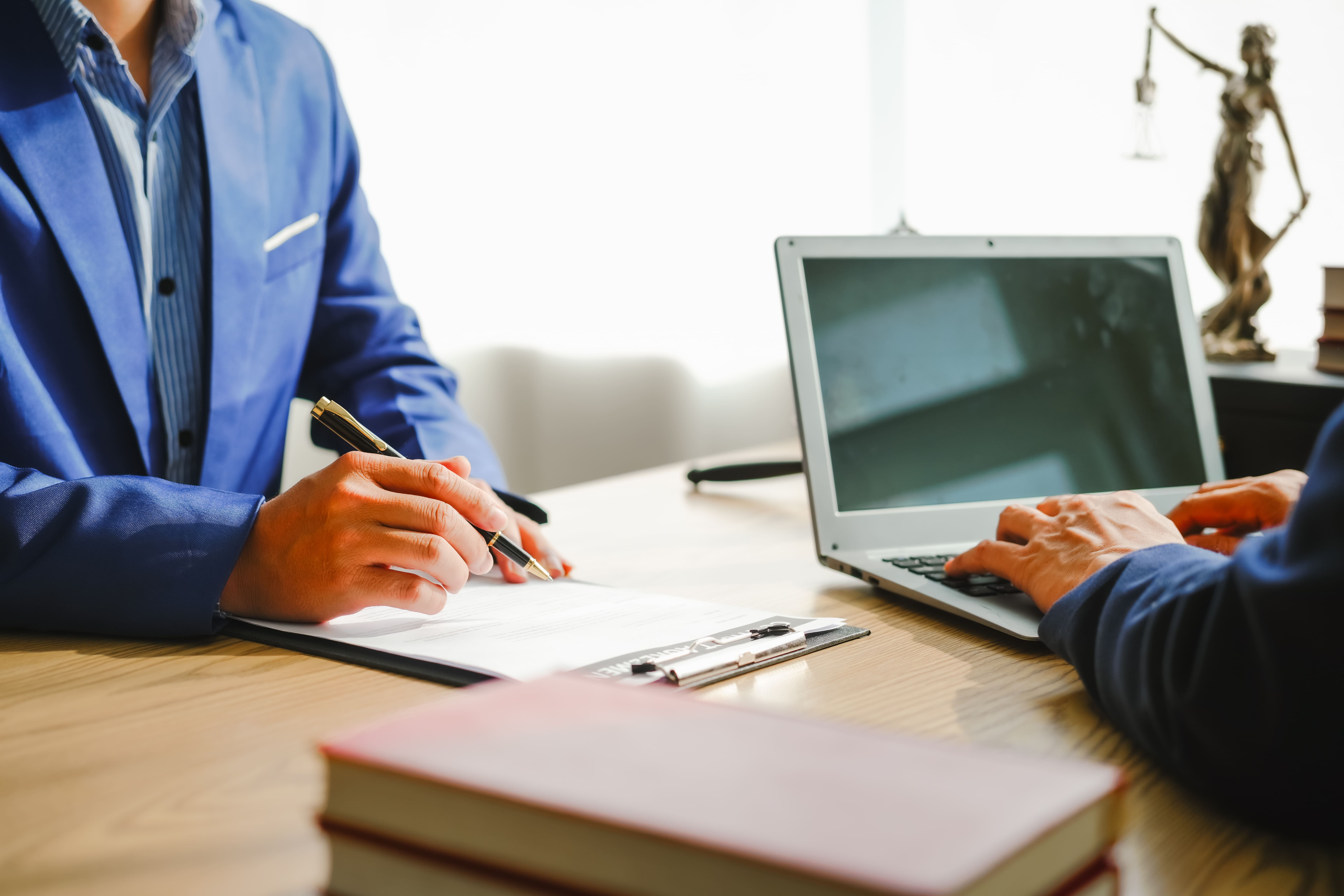Equipo asesorando a empresas y ejecutivos en temas legales, financieros y formación, ambiente profesional y colaborativo